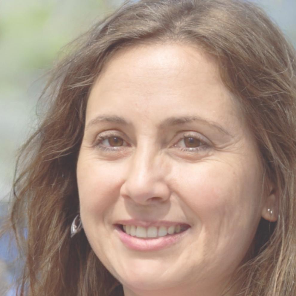 Retrato profesional de Esperanza Molina, especialista en fondos de inversión